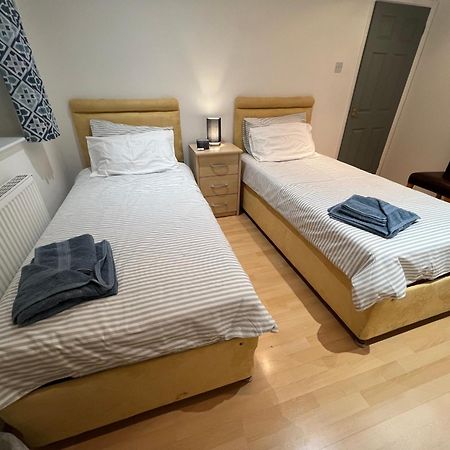 Twin Room At The Bungalow With Shared Shower Room Kettering Exterior foto