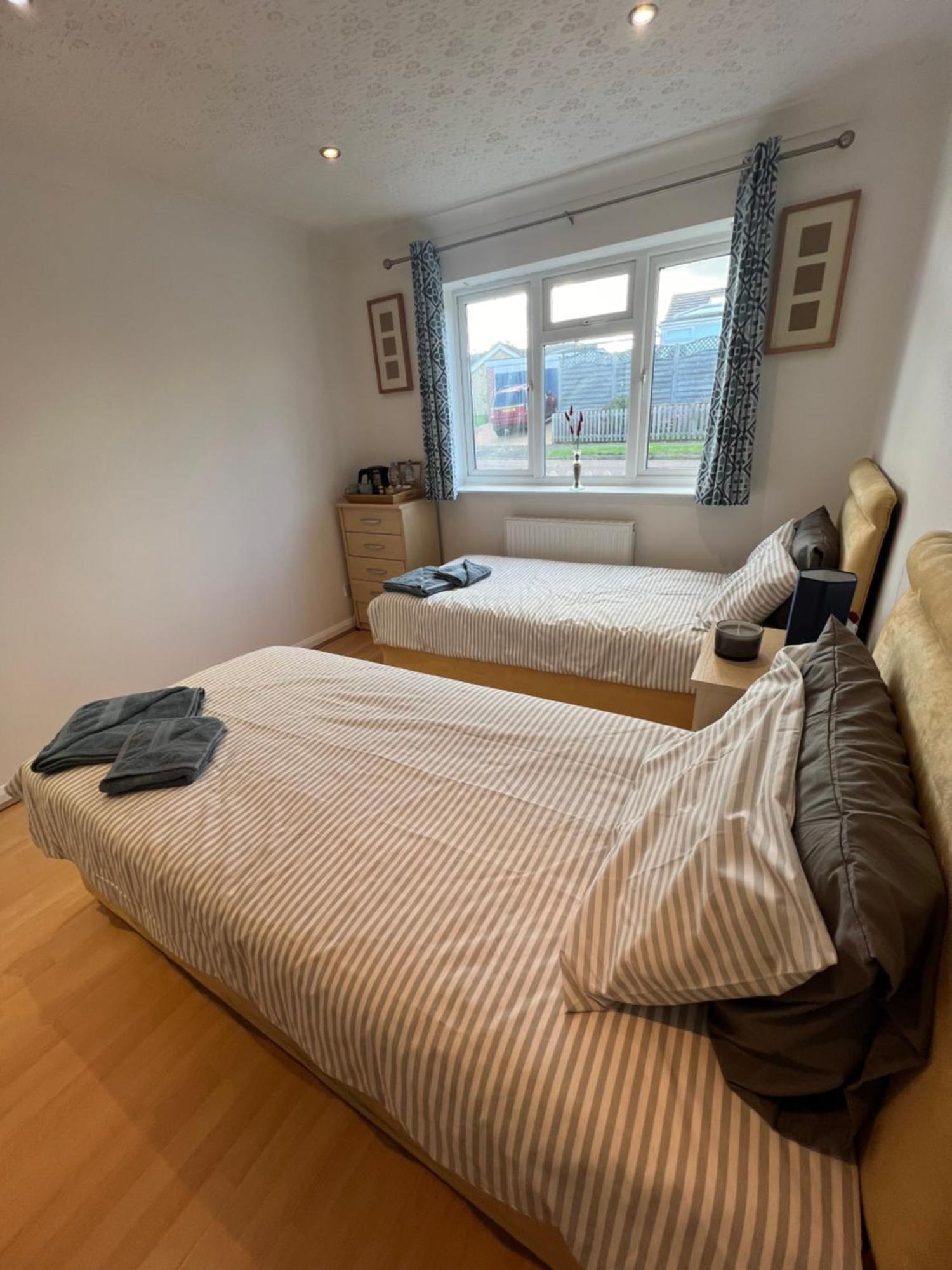 Twin Room At The Bungalow With Shared Shower Room Kettering Exterior foto
