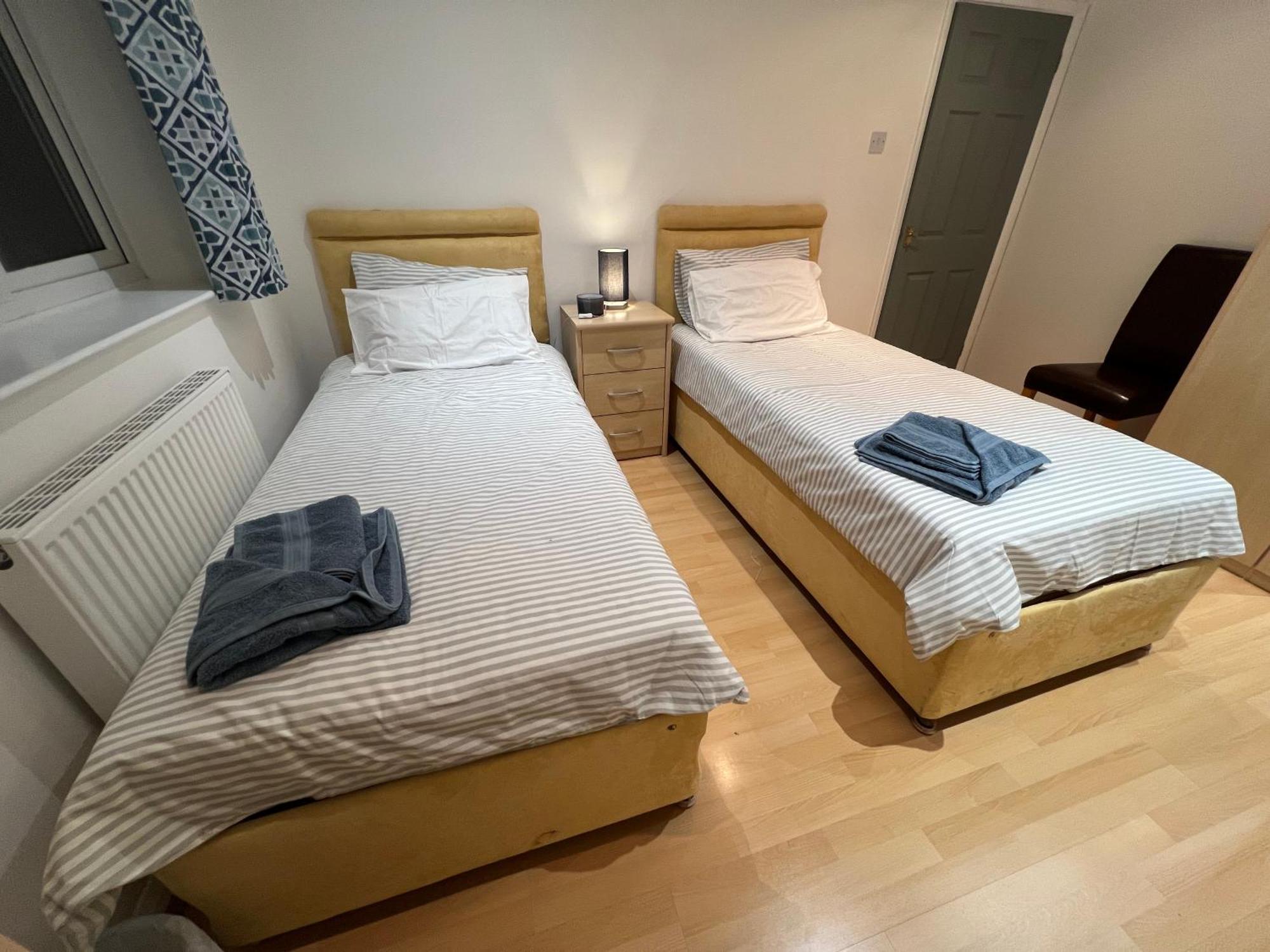 Twin Room At The Bungalow With Shared Shower Room Kettering Exterior foto
