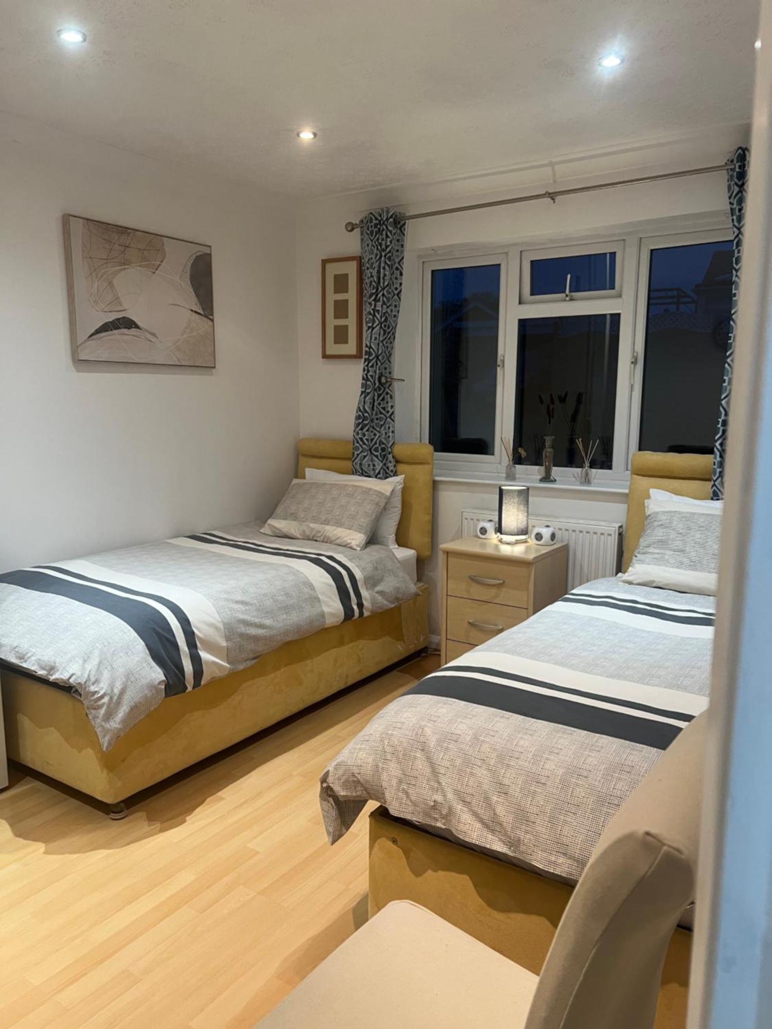 Twin Room At The Bungalow With Shared Shower Room Kettering Exterior foto