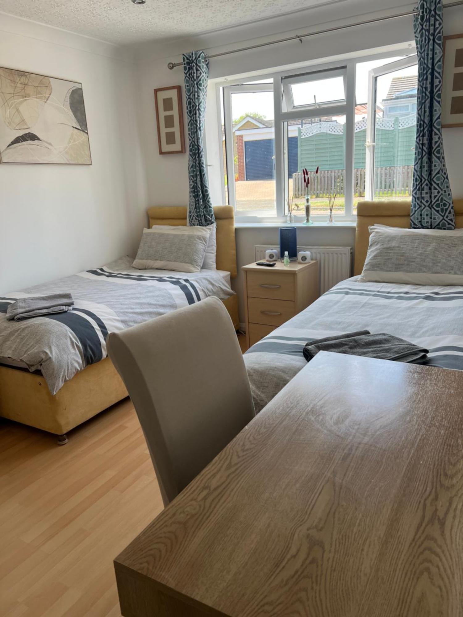 Twin Room At The Bungalow With Shared Shower Room Kettering Exterior foto